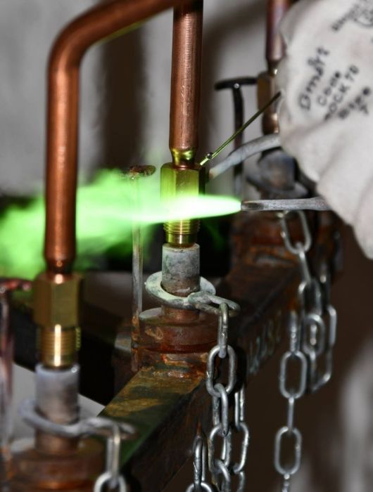 Zertifizierter Hartlötprozess an Kupferrohr und Messingfitting, der dichte und leckfreie Verbindungen für HLK- und Kältesysteme gewährleistet.