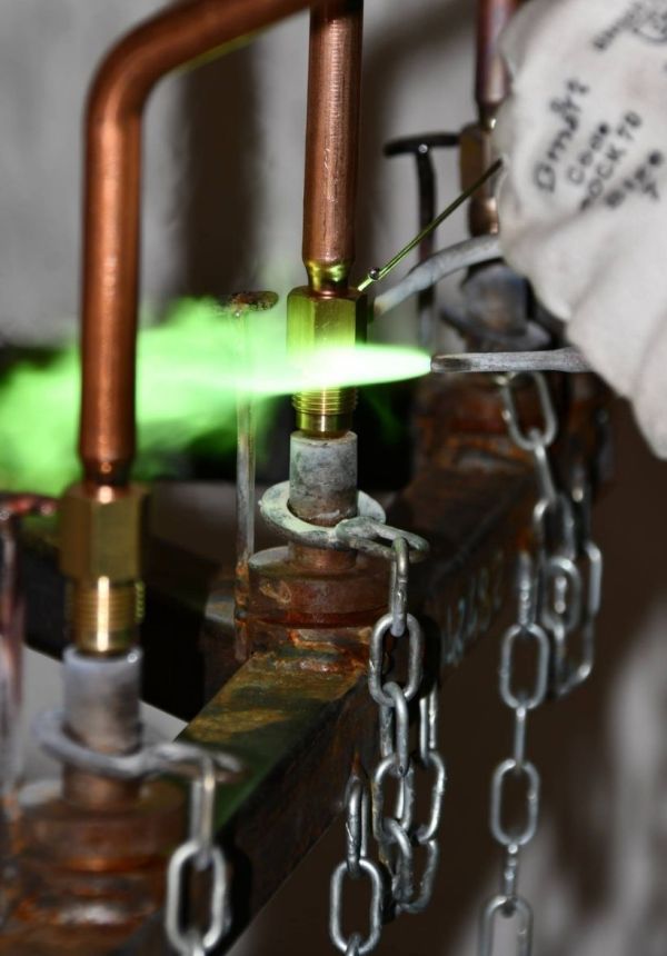 Zertifizierter Hartlötprozess an Kupferrohr und Messingfitting, der dichte und leckfreie Verbindungen für HLK- und Kältesysteme gewährleistet.