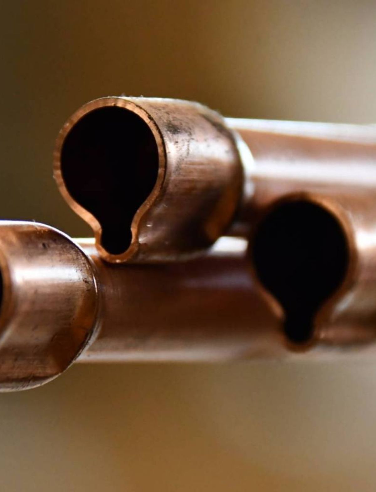 Gros plan sur des extrémités de tubes en cuivre profilées avec précision, conçues pour des assemblages brasés dans les systèmes HVAC et de réfrigération.