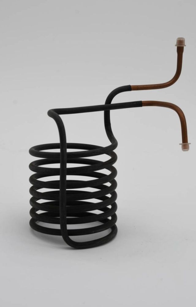 Bobine en cuivre avec gaine thermorétractable et extrémités de tubes cintrées, fabriquée sur mesure pour des applications de systèmes CVC et de réfrigération.