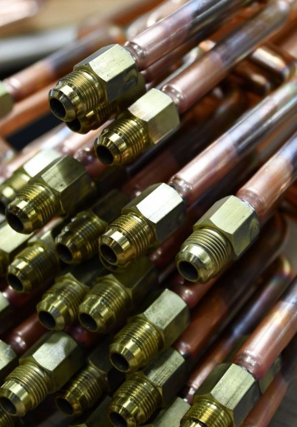 Assemblages de tubes en cuivre avec raccords filetés en laiton, fabriqués pour des connexions de systèmes CVC et de réfrigération.