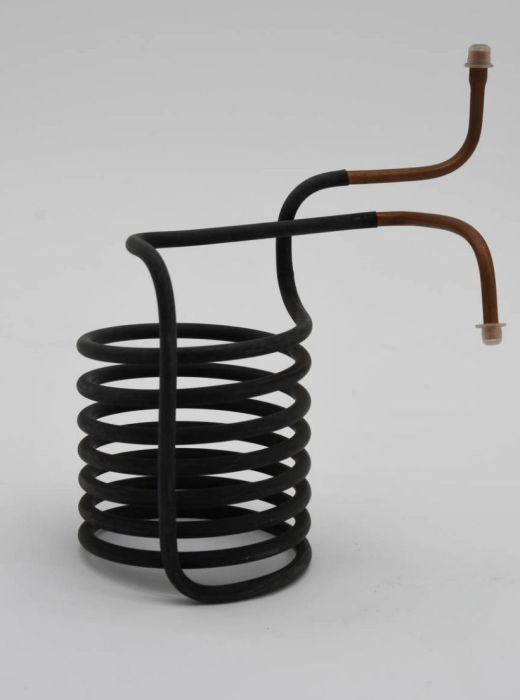 Bobine en cuivre avec gaine thermorétractable et extrémités de tubes cintrées, fabriquée sur mesure pour des applications de systèmes CVC et de réfrigération.