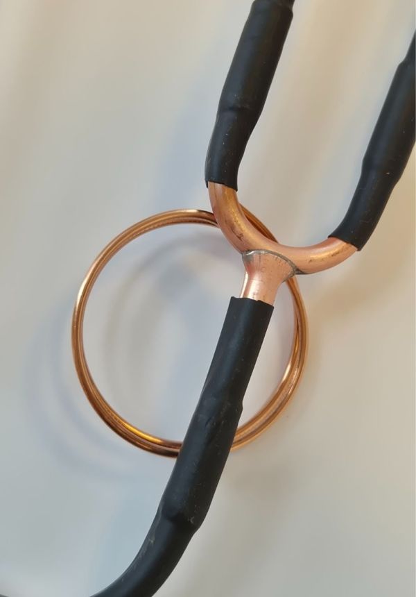 Assemblage de tube en cuivre avec joint brasé et gaine thermorétractable, conçu pour des applications CVC et de réfrigération.